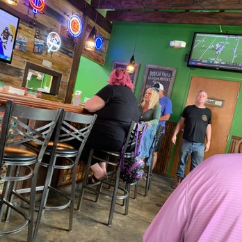 Shaner's Pizza - people sitting at the bar - Pizza Near Me - Sarasota, Florida Shaner's Pizza - people sitting at the bar - Pizza Near Me - Sarasota, Florida