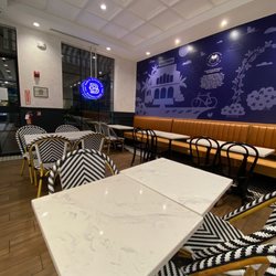 Paris Baguette - Inside