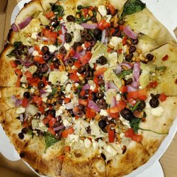 Mama's Mediterranean pizza 16"