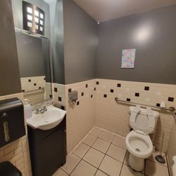 Szechwan Chinese Restaurant - Clean Restroom