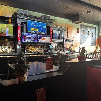 Twisted Oak Tavern - Bar area - American Near Me - Camarillo, California