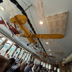 The Airfield Cafe - Overhead aircraft!