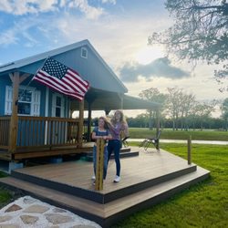 Bluebonnet Meadows RV Park - Cabin deck