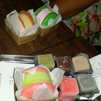 Boiling Point - Macarons ice cream and ice cream cube. Not so good - Taiwanese Near Me - Irvine, California
