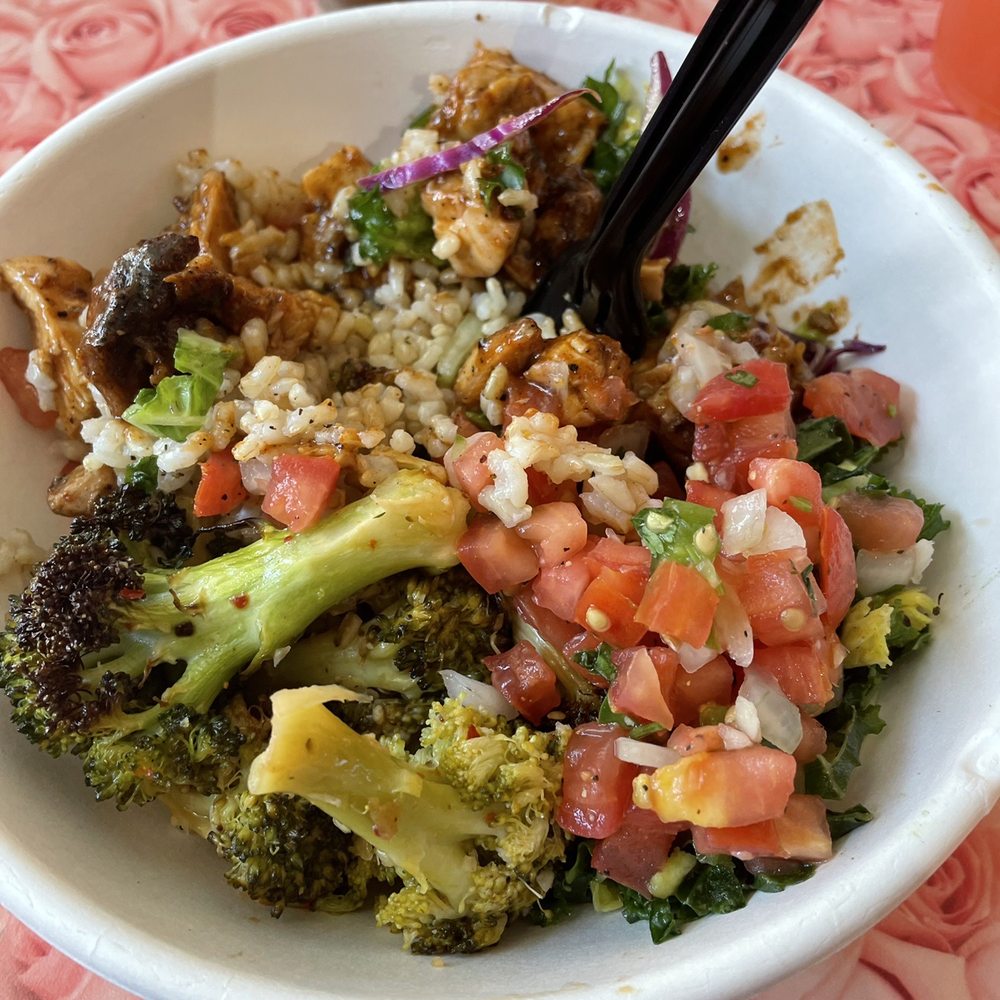Fresh Kitchen - Four Bowl with broccoli, chicken, rice and kale - New American Near Me - Sarasota, Florida Fresh Kitchen - Four Bowl with broccoli, chicken, rice and kale - New American Near Me - Sarasota, Florida