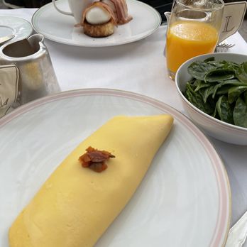 Ladurée - Laduree Omelette; Bacon eggs benedict - Macarons Near Me - Paris, 75