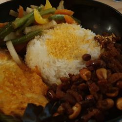 devy - Indonesian Streetfood - Reis mit gerösteten Kokosraspeln, marinierte Tempeh mit Erdnüssen, Tofu und Pfannengemüse