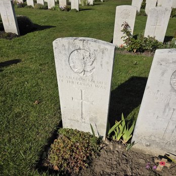 Tyne Cot Commonwealth War Graves - A Canadian soldier with a maple leaf - Landmarks & Historical Buildings Near Me - Zonnebeke, VWV