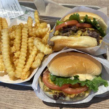 Shake Shack Pasadena - Burgers Near Me - Pasadena, California
