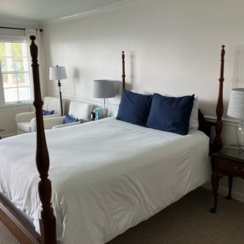 Wades Point Inn On The Bay - Full size cozy bed. - Hotels Near Me - McDaniel, Maryland