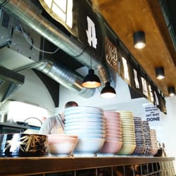 Karma Ramen - Der Blick in die offene Küche von den Sitzplätzen an der Bar