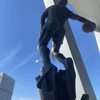 Dominique Wilkins Statue - Public Art Near Me - Atlanta, Georgia
