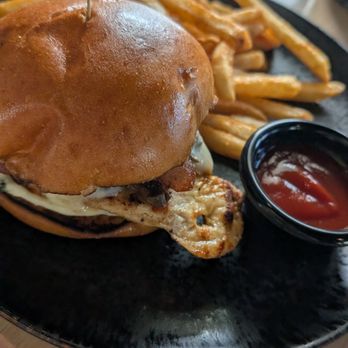 Six Eleven  - Chicken burger with bacon, mushrooms...and fries Delicious!! - Bars Near Me - Martinez, California