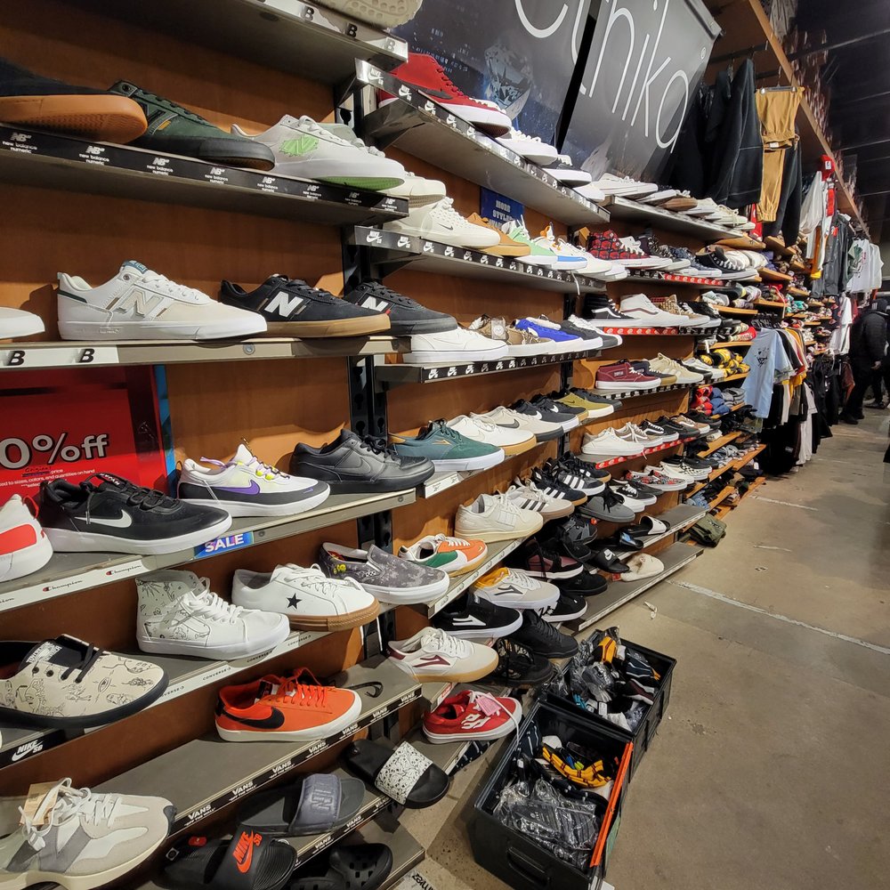 ZUMIEZ 175 Rosedale, Saint Paul, Minnesota Men's Clothing Phone