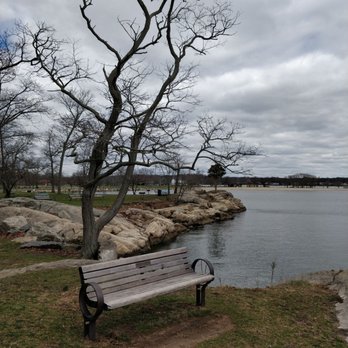Cove Island Park - Lots of places to sit and enjoy the park - Parks Near Me - Stamford, Connecticut