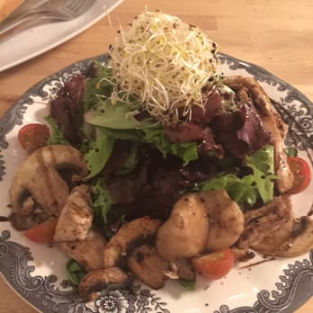 La Cacharrería - Ensalada templada de pollo y setas - Spanish Near Me - Cáceres, CC