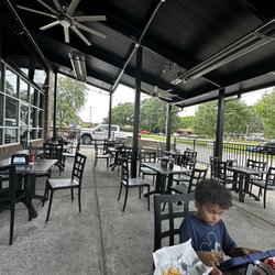 Wing King Cafe - Outdoor covered patio