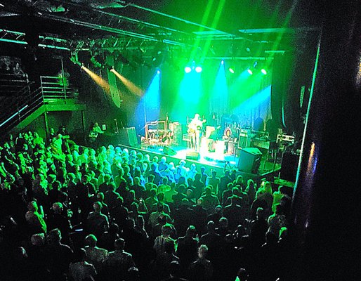 First Avenue by null
