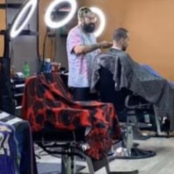 Feel Good Studio - This is the guy im speaking about in my review. So convenient they had a photo of him so I can expose him.