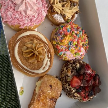 Mojo Donuts - Strawberry Dream Gourmet Donut, Quattro Leches, Fruity Pebbles, Deco Delight Dark Chocolate, Passionfruit filled Krownut, & Salted Caramel - Donuts Near Me - Pembroke Pines, Florida Mojo Donuts - Strawberry Dream Gourmet Donut, Quattro Leches, Fruity Pebbles, Deco Delight Dark Chocolate, Passionfruit filled Krownut, & Salted Caramel - Donuts Near Me - Pembroke Pines, Florida