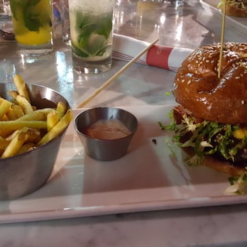 Earls Kitchen + Bar - Royale cheese burger - New American Near Me - Miami, Florida