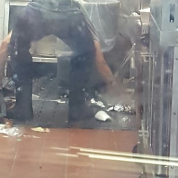 Sonny's BBQ - The attempt to clean after I started to take pictures - Barbeque Near Me - Concord, North Carolina