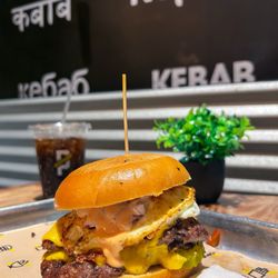 The Pincho Smash Burger + Fried Egg + Bacon