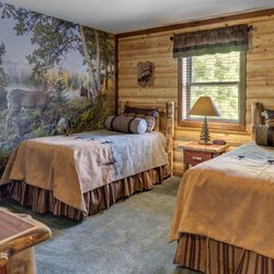 Lake Shore Cabins - Third bedroom in the New Treetop Penthouse Suite can be set up as two twins or one king.