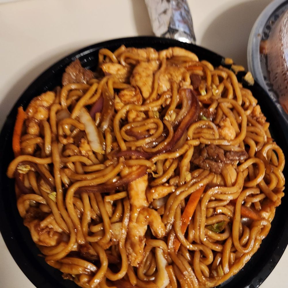 Hunan Cafe - Combination lo mein! Back on the board. Delicious. - Chinese Near Me - Warrenton, Virginia