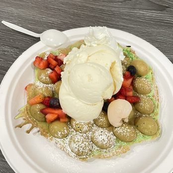 Ant's Ice Cream - Hong Kong Egg Bubble Waffle Ice Cream Sundae (Pandan waffle) with Lychee Ice Cream - Ice Cream & Frozen Yogurt Near Me - Garden Grove, California