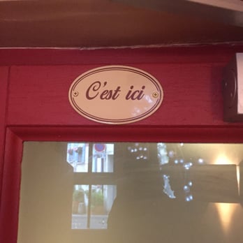 Le Consulat - Sign to find the bathroom(toilettes) - French Near Me - Paris, 75