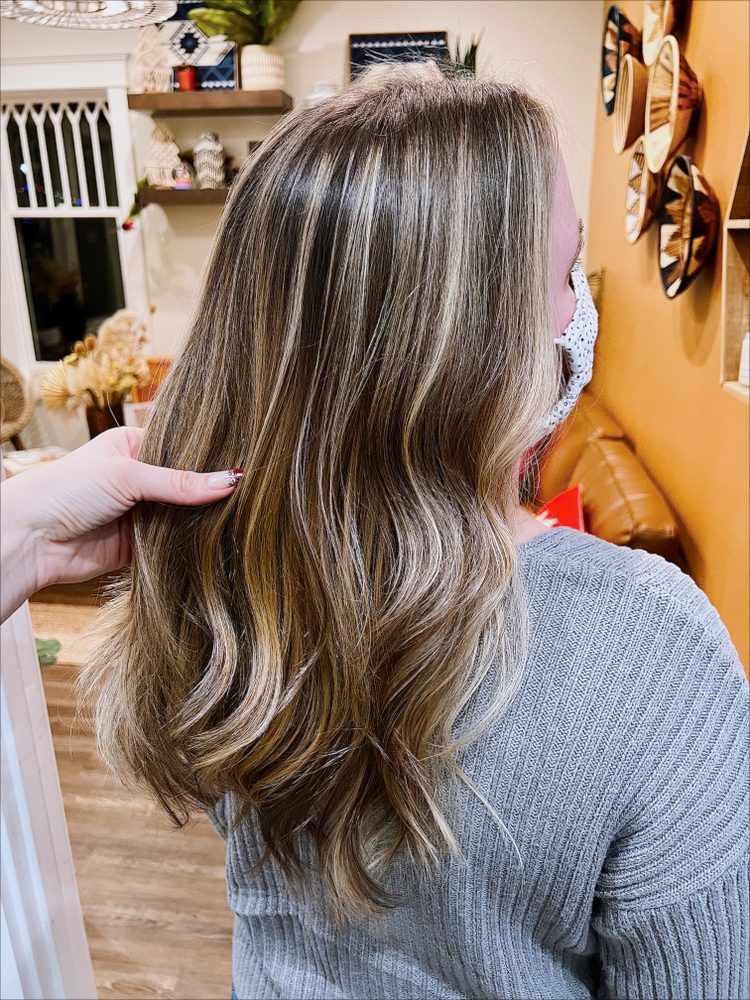 Elizabeth Hair & Makeup Logo