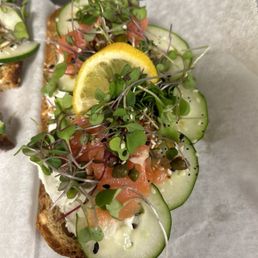 Smoke salmon toast
