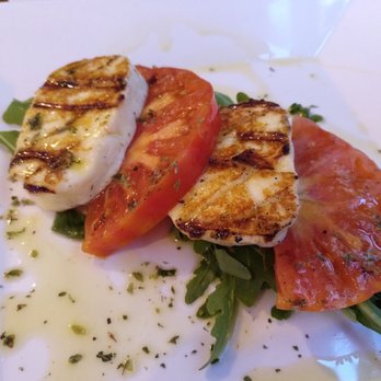 Egeo - Halumi: queso chipriota a la parrilla con tomate, rúcula y aceite virgen extra. - Greek Near Me - Madrid, M