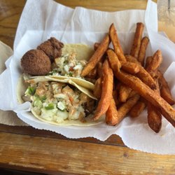 L J Schooners Dockside Restaurant & Oyster Bar - Fish tacos with sweet potato fries