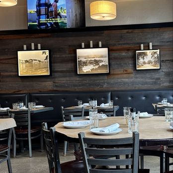 Wicks Park Bar & Grill - Dining area - Bars Near Me - Saugatuck, Michigan Wicks Park Bar & Grill - Dining area - Bars Near Me - Saugatuck, Michigan