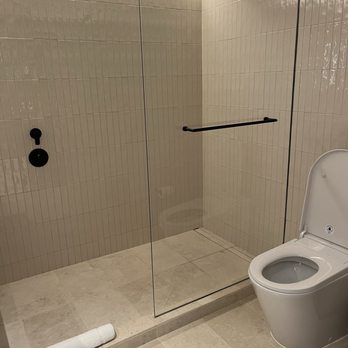 The Satire - Bathroom/shower. - Hotels Near Me - Alexandria, Virginia The Satire - Bathroom/shower. - Hotels Near Me - Alexandria, Virginia