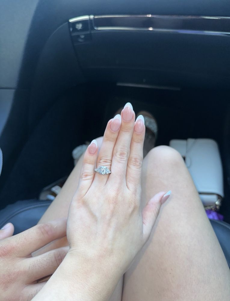 V Lavish Nails and Spa Logo