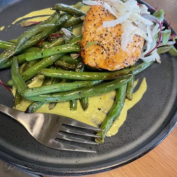 Earls Kitchen + Bar - Salmon - Canadian (New) Near Me - Etobicoke, Ontario