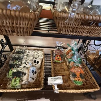 Liliha Bakery - Bakeries Near Me - Honolulu, Hawaii