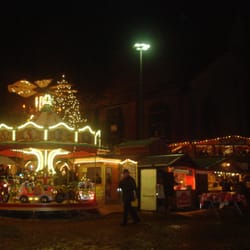 Flensburger Weihnachtsmarkt - Am Südermarkt, oben rechts die Skihütte