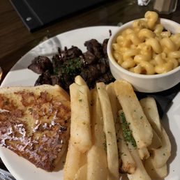 STEAK FRITES, Mac & cheese, garlic toast STEAK FRITES, Mac & cheese, garlic toast