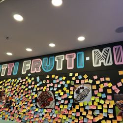 Tutti Frutti Mix - Wall with positive messages left by customers