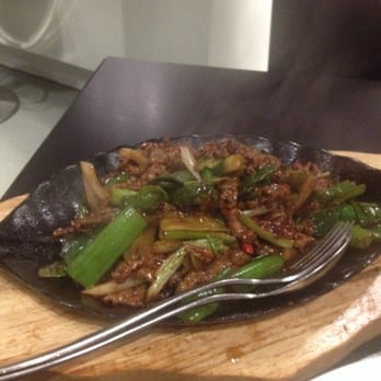 Sternzeichen - Sizzling hot beef on a platter! - Asian Fusion Near Me - Vienna, 9