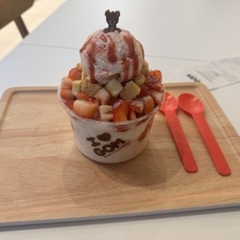 GOM Snow Desserts - Small strawberry cheesecake bingsu - Desserts Near Me - Oxnard, California GOM Snow Desserts - Small strawberry cheesecake bingsu - Desserts Near Me - Oxnard, California
