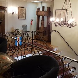 Flair Hotel Zum Storchen - Treppenhaus mit antiker Einrichtung