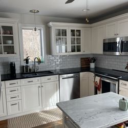 Ambiance Stone - Countertops and island in the finished kitchen