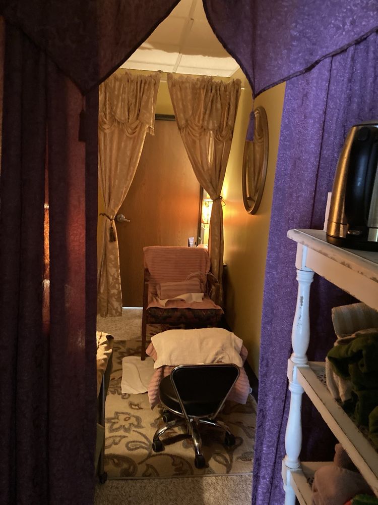 Gina’s Massage Logo