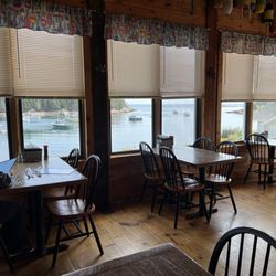 Bunker Seafood and Spirits - First doe lunch.. but it soon filled.
