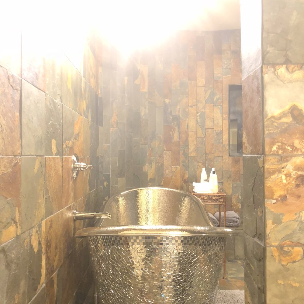 The Hope Inn - Gorgeous Tub - Hotels Near Me - Redding, California The Hope Inn - Gorgeous Tub - Hotels Near Me - Redding, California
